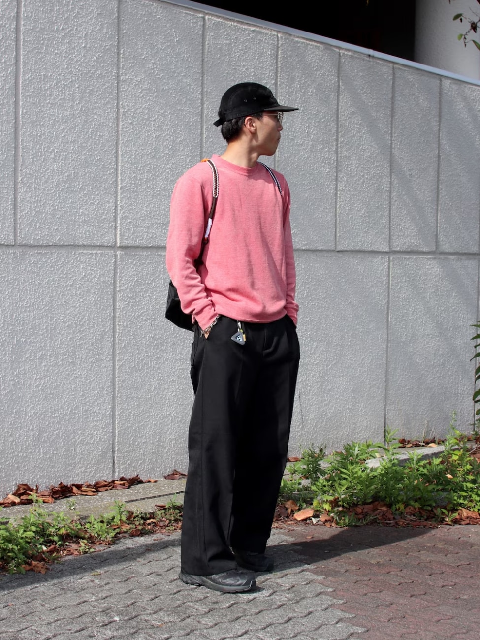 ▼ピンクスウェット×黒スラックスコーデ