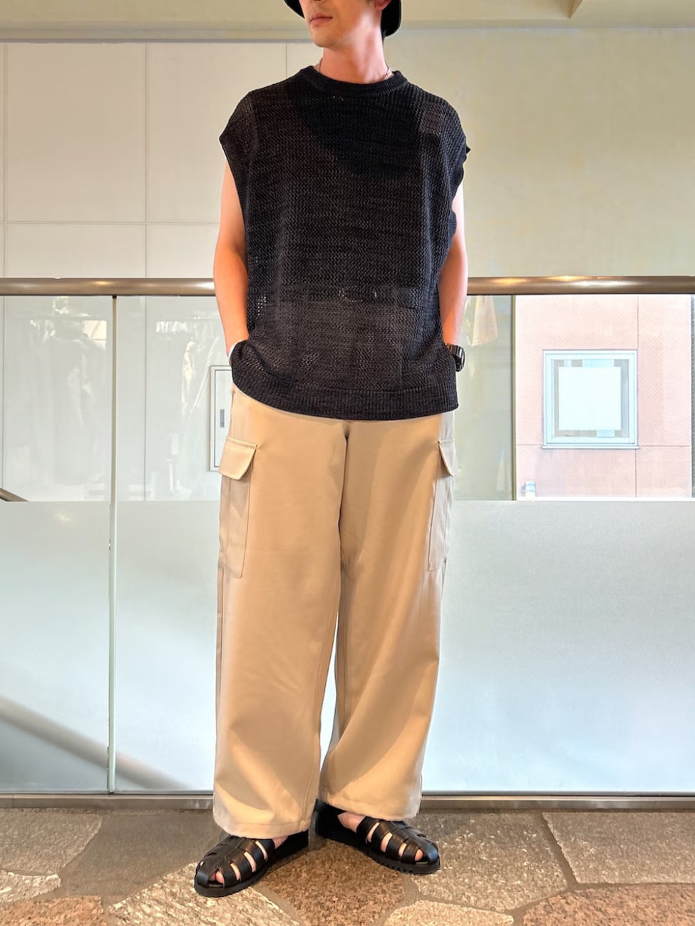 ▼黒ニットベスト×カーゴパンツコーデ
