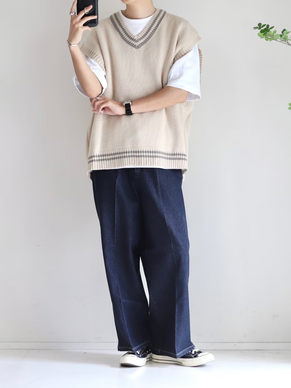 ▼アイボリーニットベスト×白Tシャツ×ブルースラックスコーデ