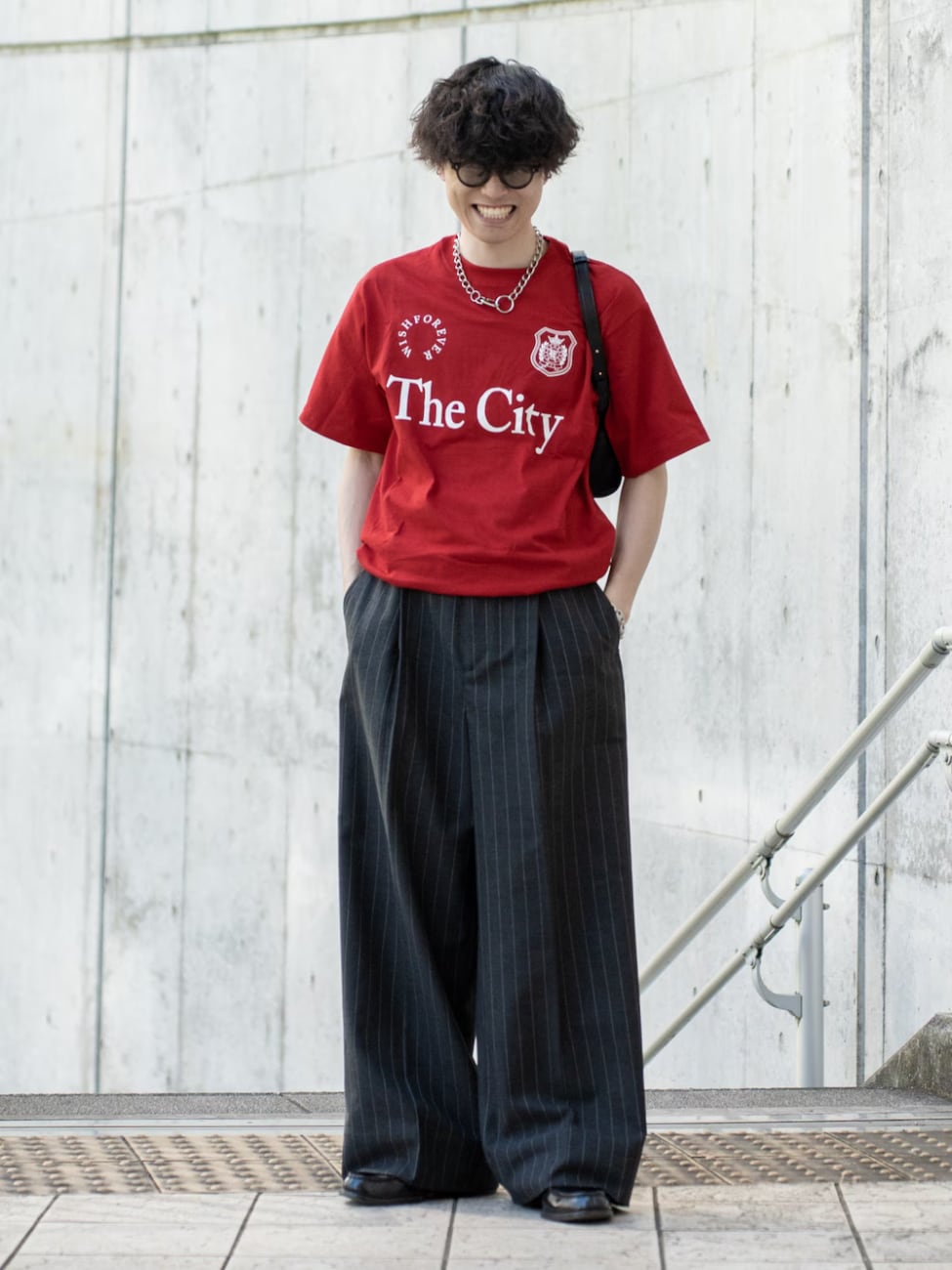 ▼ゲームTシャツ×ストライプスラックスコーデ