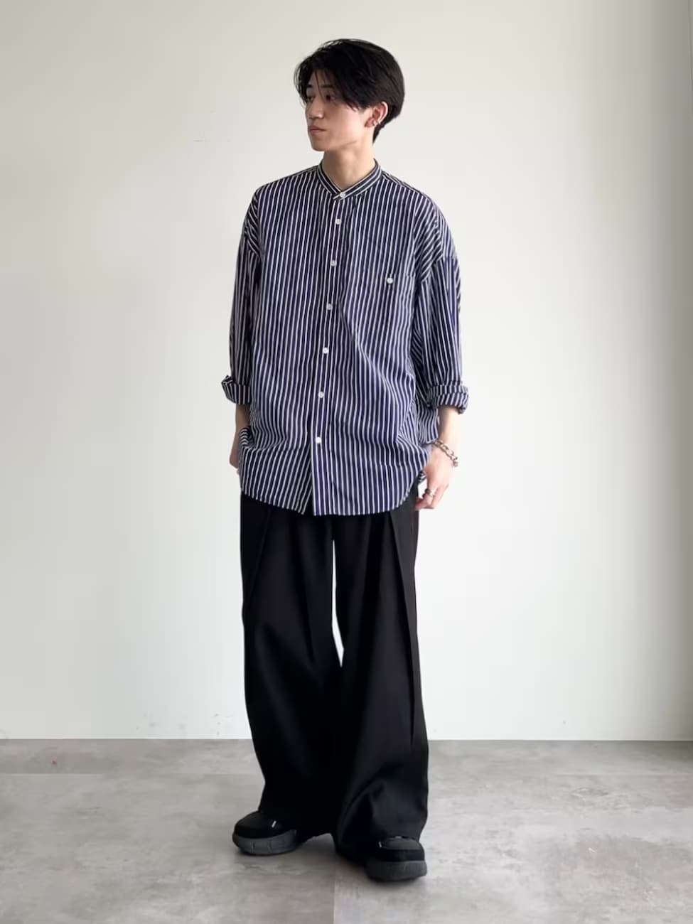 ▼ストライプバンドカラーシャツ×黒スラックスコーデ