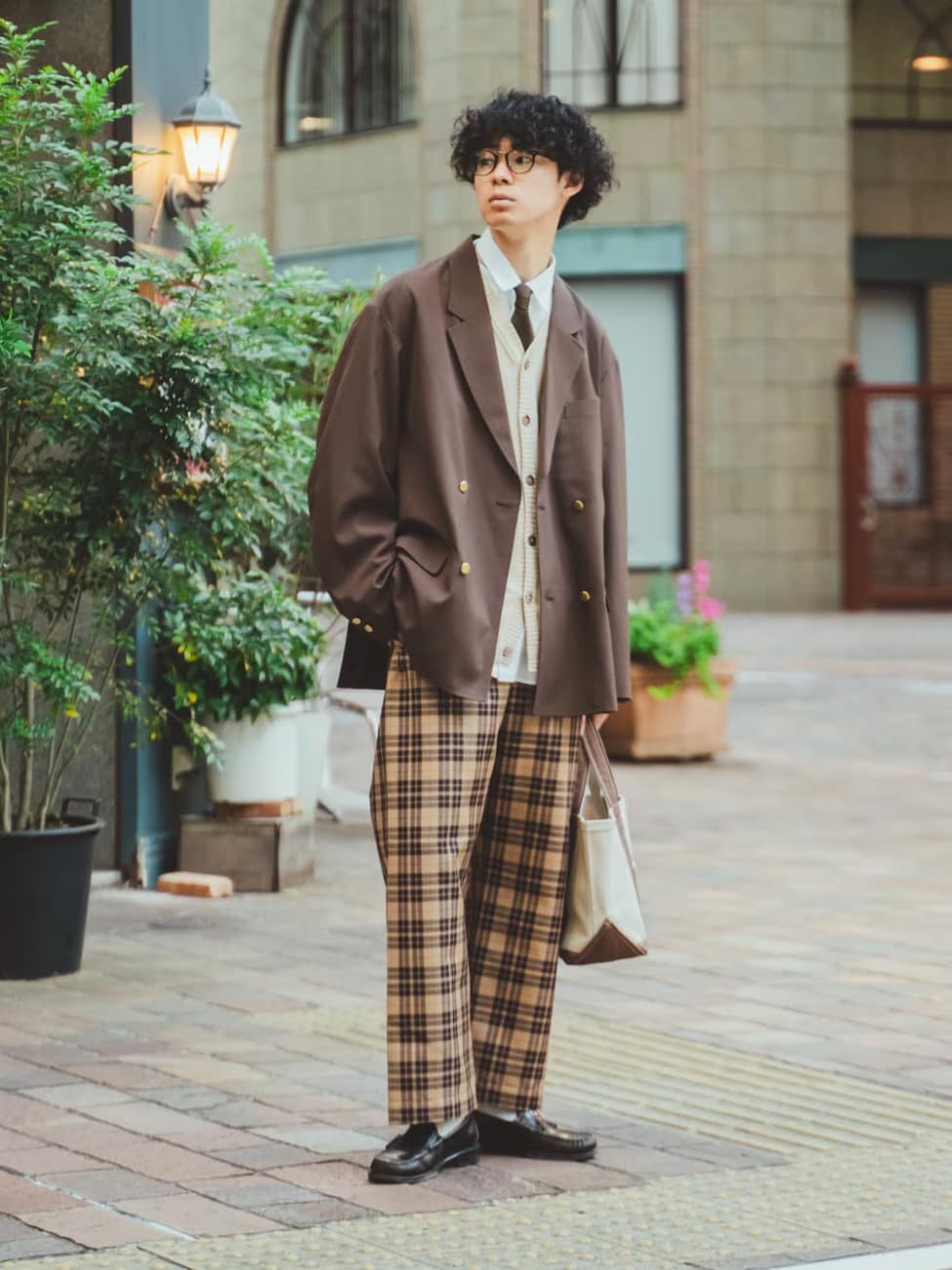▼ブラウンジャケット×ニットベスト×チェックスラックスコーデ