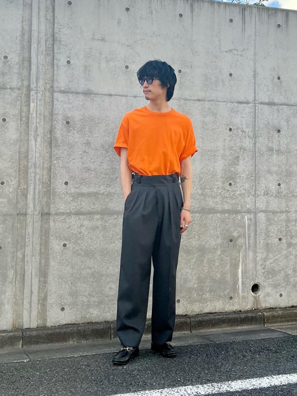 ▼オレンジTシャツ×黒スラックスコーデ