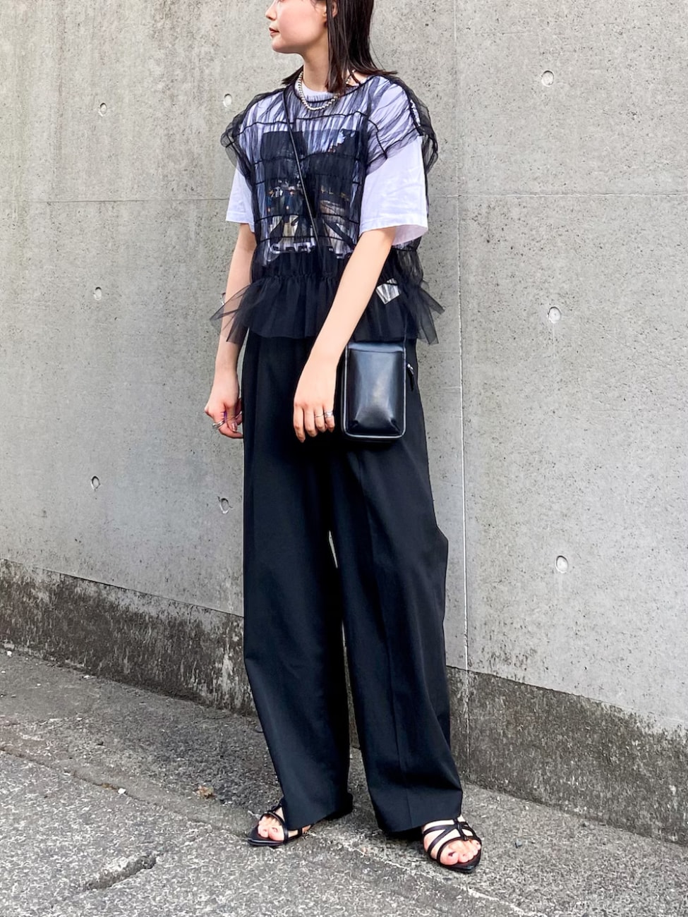 ▼チュールトップス×白Tシャツ×黒スラックスコーデ