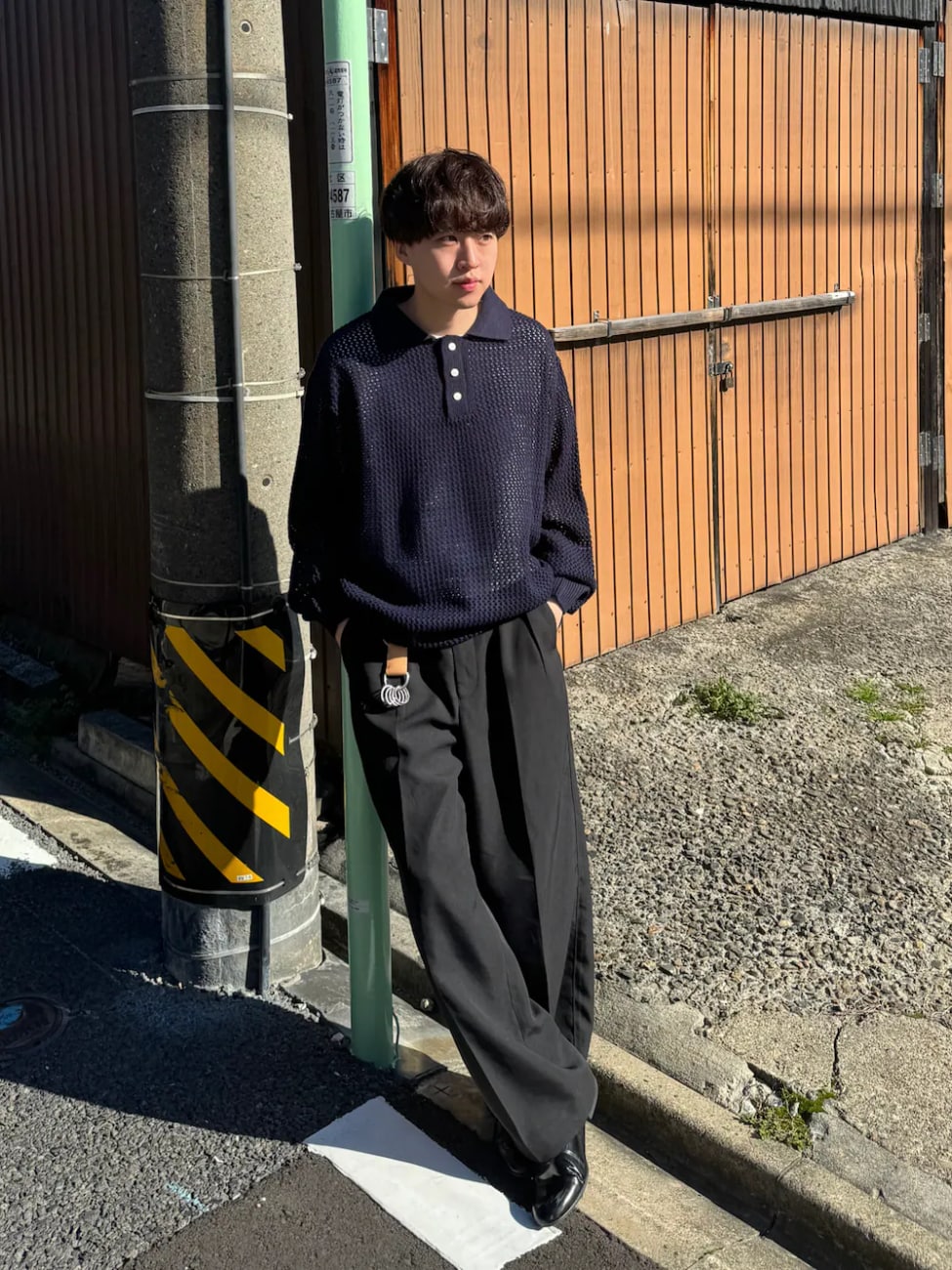 ▼メッシュポロニット×黒スラックスコーデ