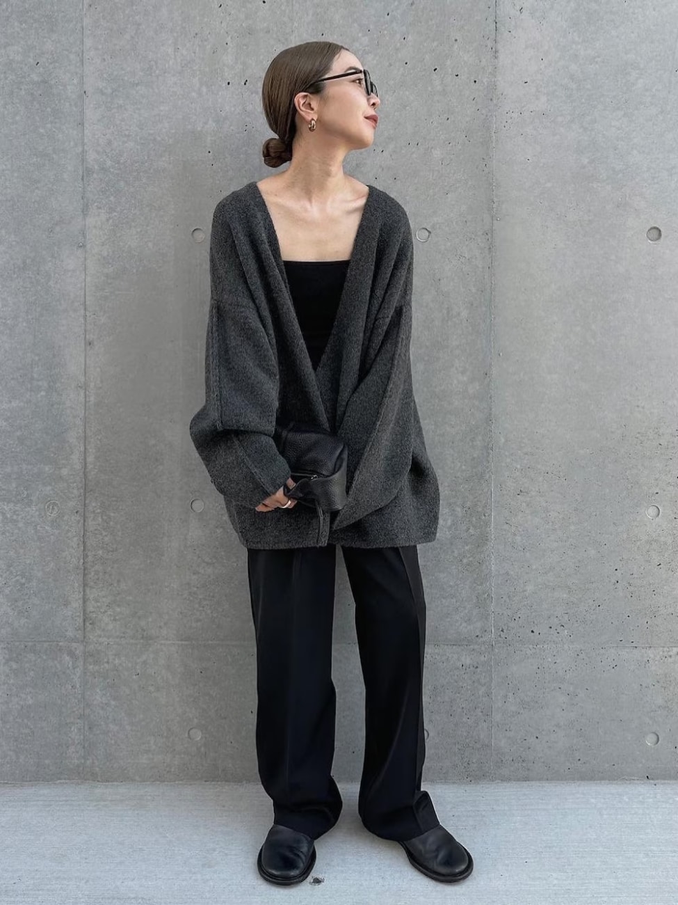 ▼カーディガン×黒スラックスコーデ