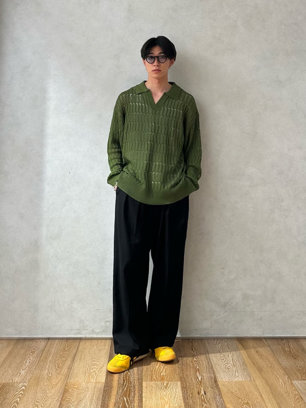 ▼ニットポロ×黒スラックスコーデ