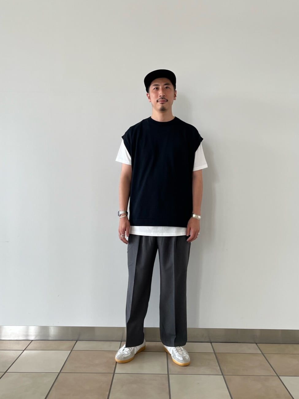 ▼ニットベスト×白Tシャツ×グレースラックスコーデ