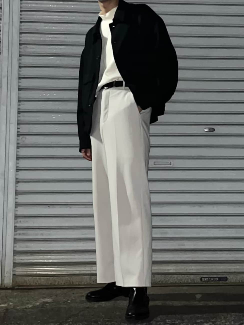 ▼黒ブルゾン×白モックネックカットソー×白スラックスコーデ