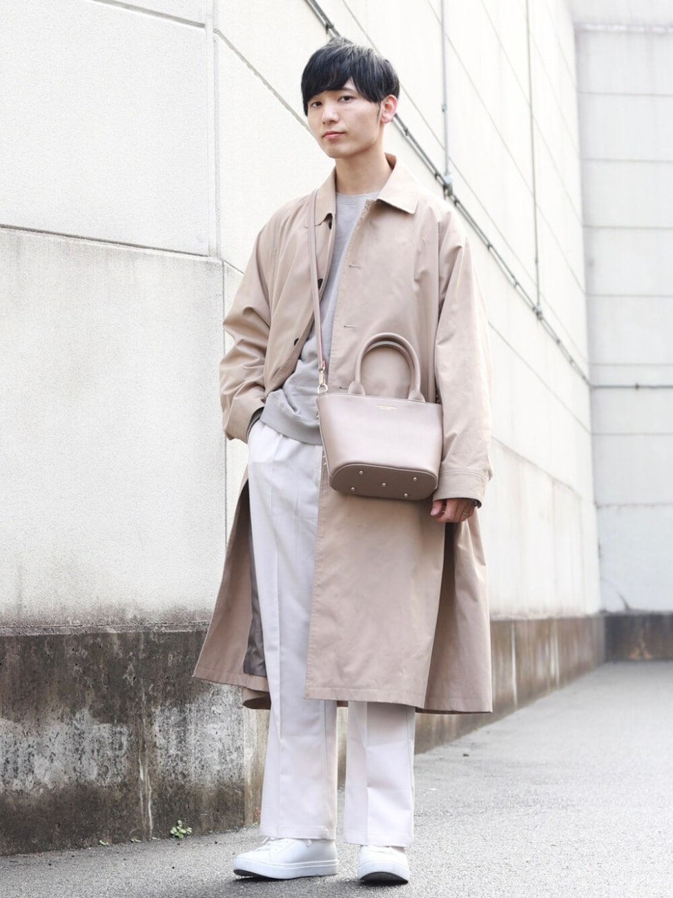 ▼ベージュコート×ベージュスウェット×白スラックスコーデ