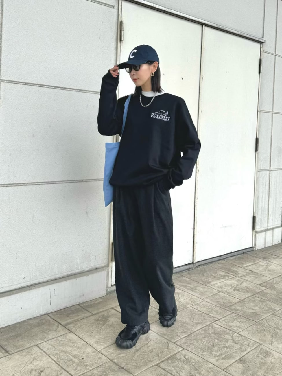 ▼スウェット×黒スラックスコーデ