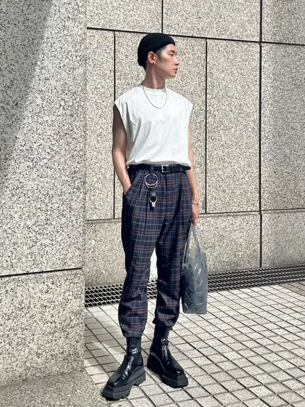 ▼ノースリーブTシャツ×チェックスラックスコーデ