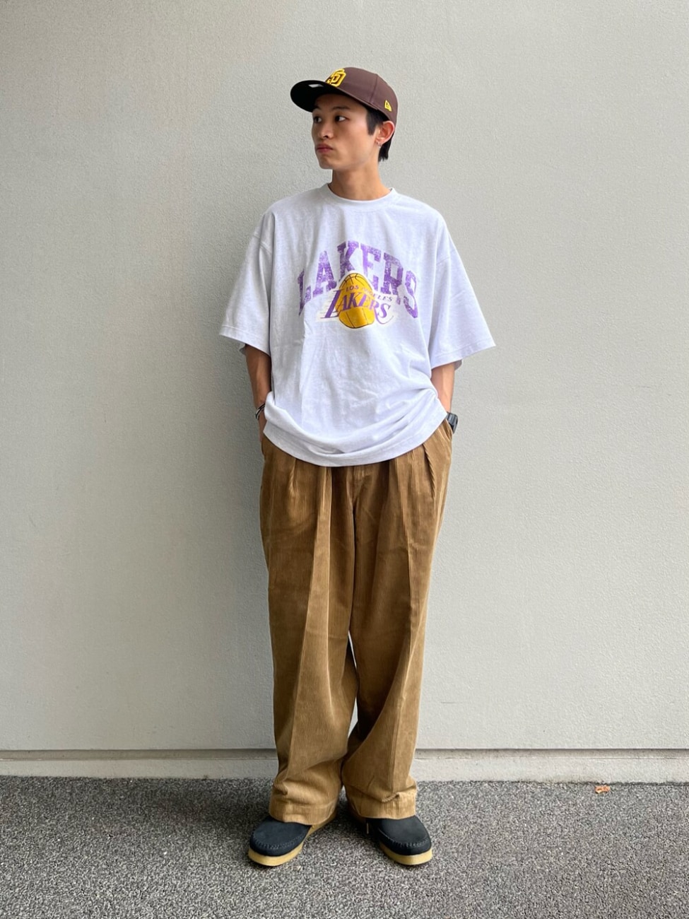 ▼スポーツTシャツ×キャメルスラックスコーデ