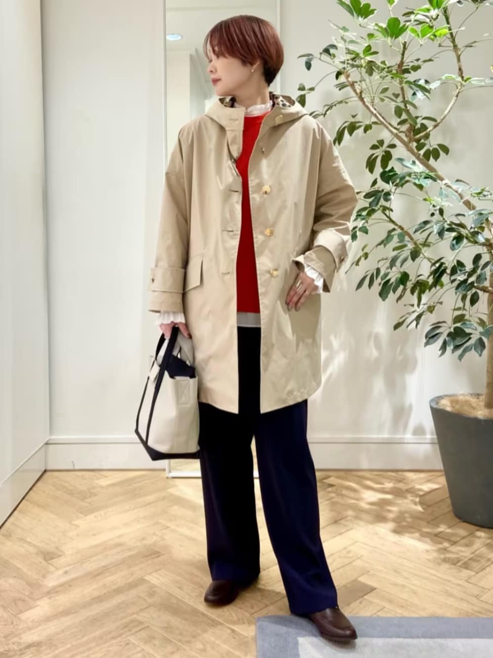 ▼コート×ニットベスト×ストレートパンツコーデ