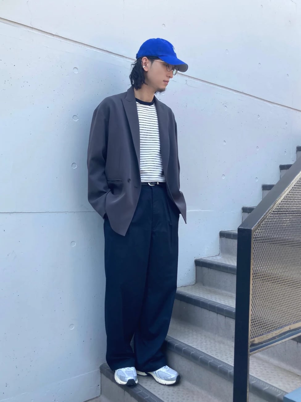 ▼青キャップ×ジャケット×ボーダーカットソー×スラックスコーデ
