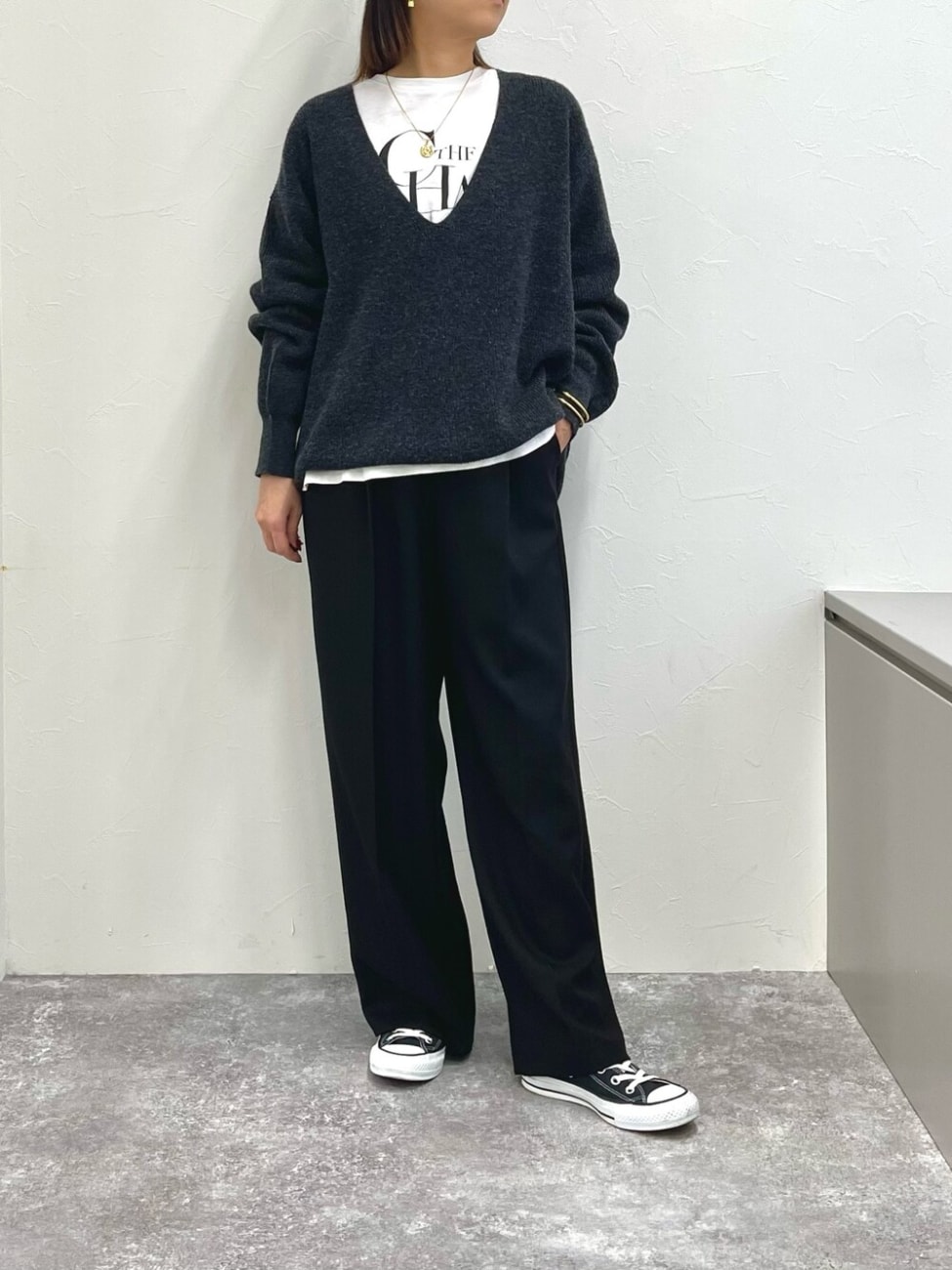 ▼Vネックニット×ロゴT×黒スラックスコーデ