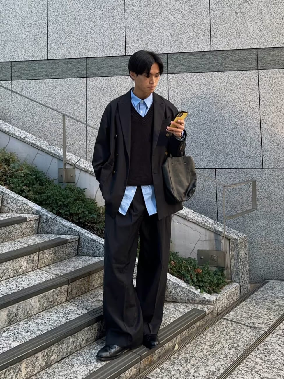 ▼ダブルジャケット×ニットベスト×黒スラックスコーデ