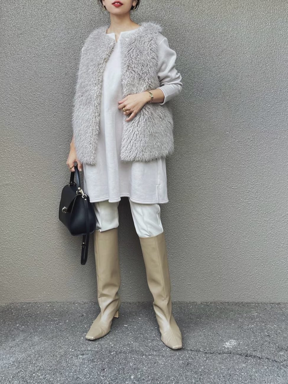 ▼ロングブーツでもベージュなら強すぎず絶妙なアクセントに