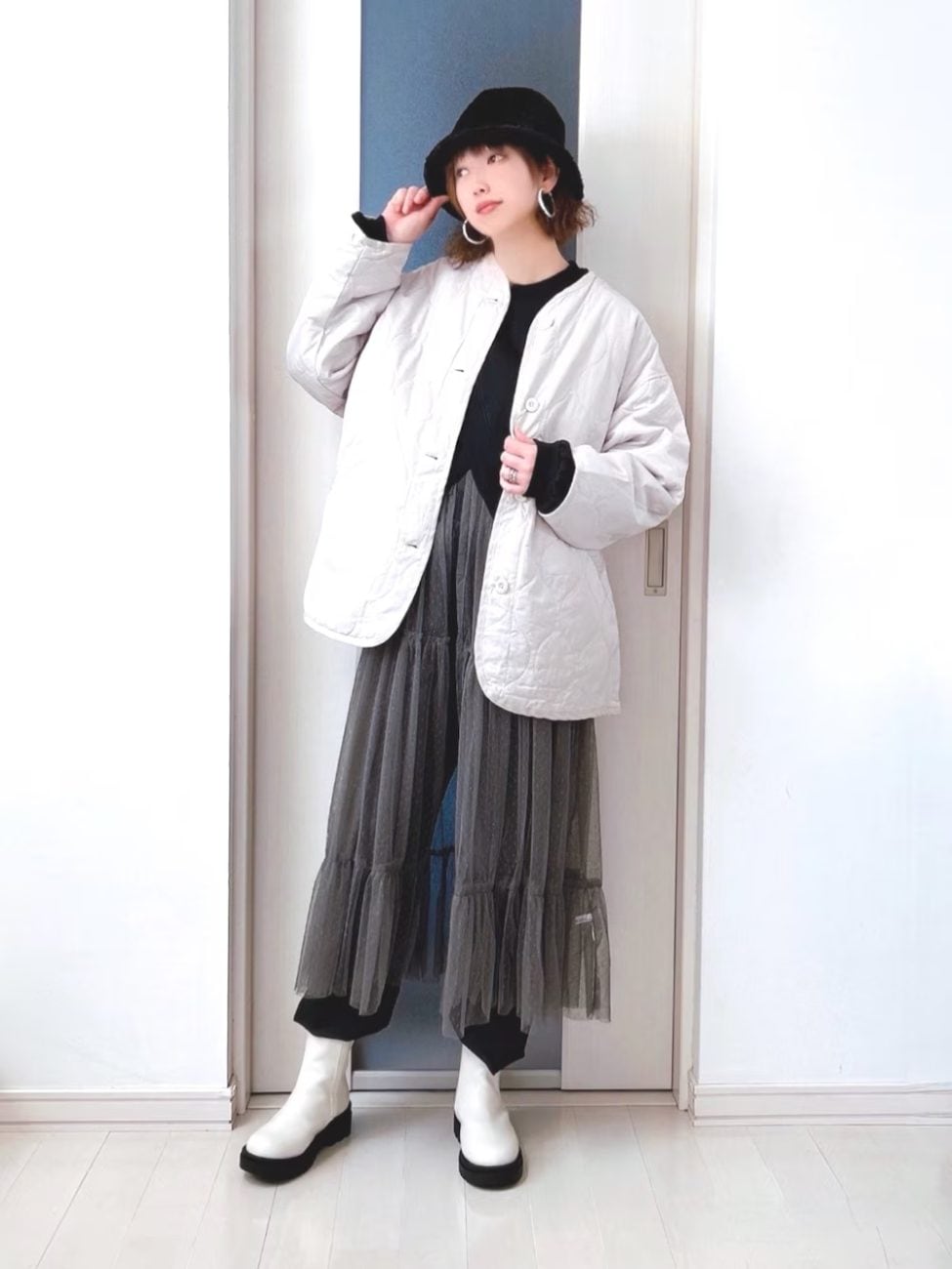 ▼白×黒のバイカラーブーツはモノトーンコーデに活躍