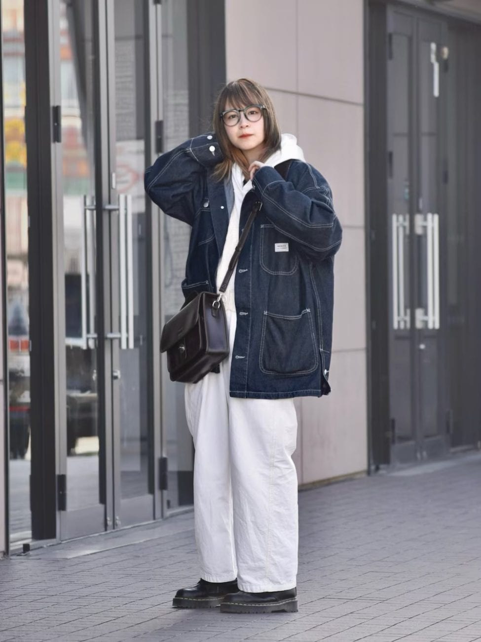 ▼パーカーにデニムジャケットと黒のブーツでとことんカジュアルに