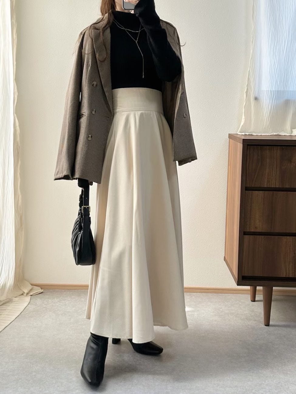 ▼クラシカルなスタイルには美シルエットのショートブーツを合わせて