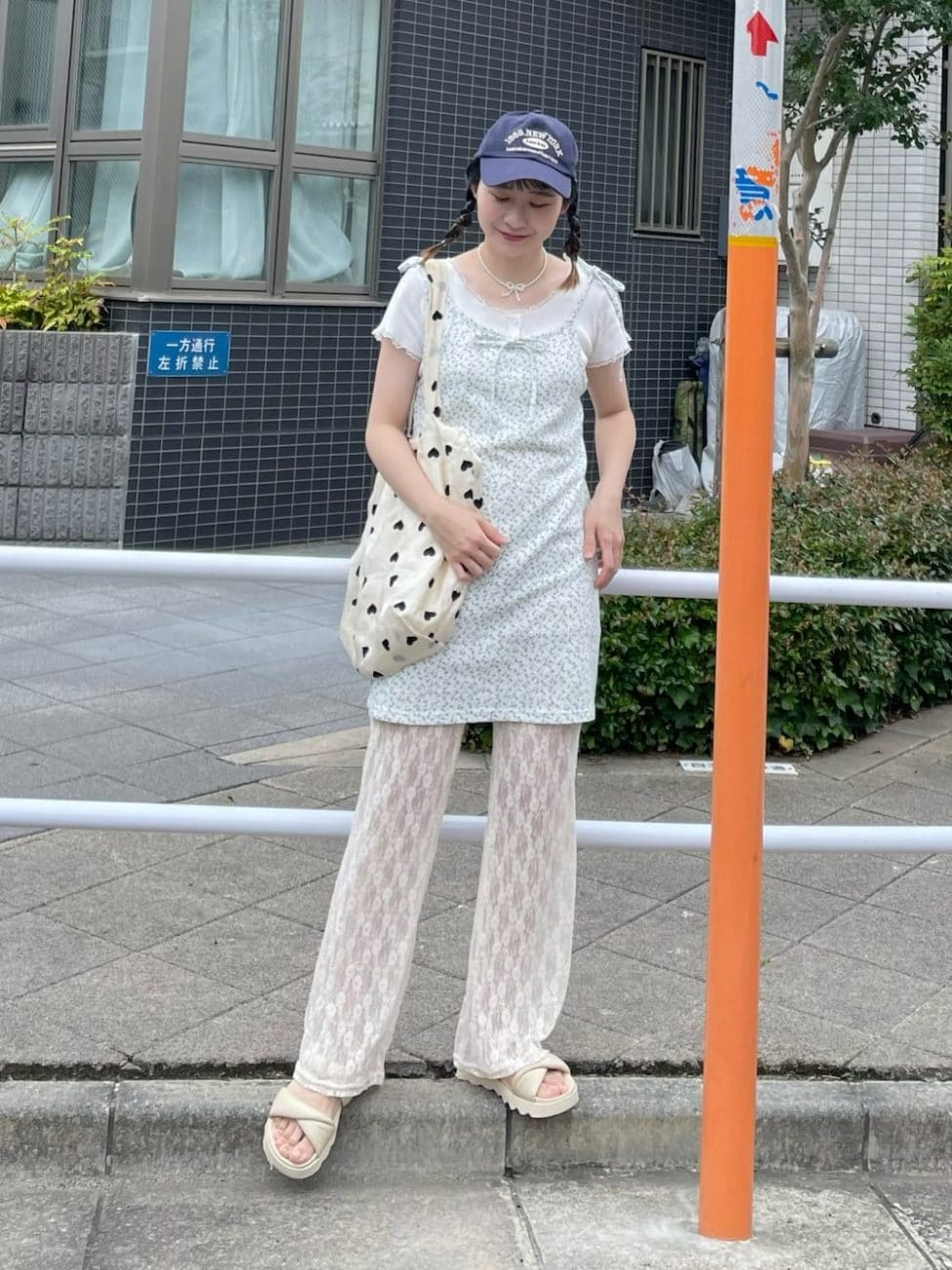▼カーディガンをインナーにしたレイヤードコーデ