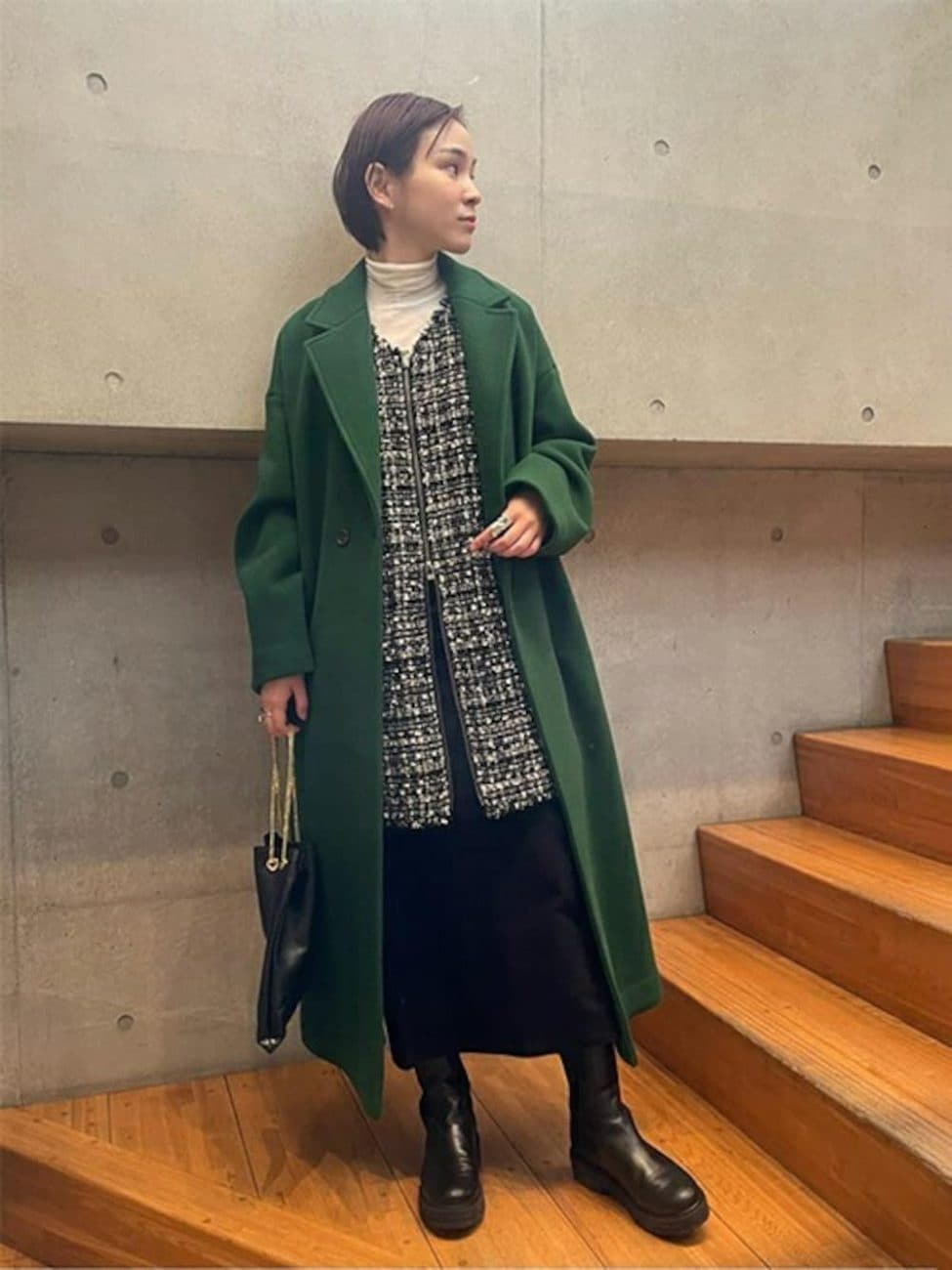▼ロングコートと合わせたシックな装い