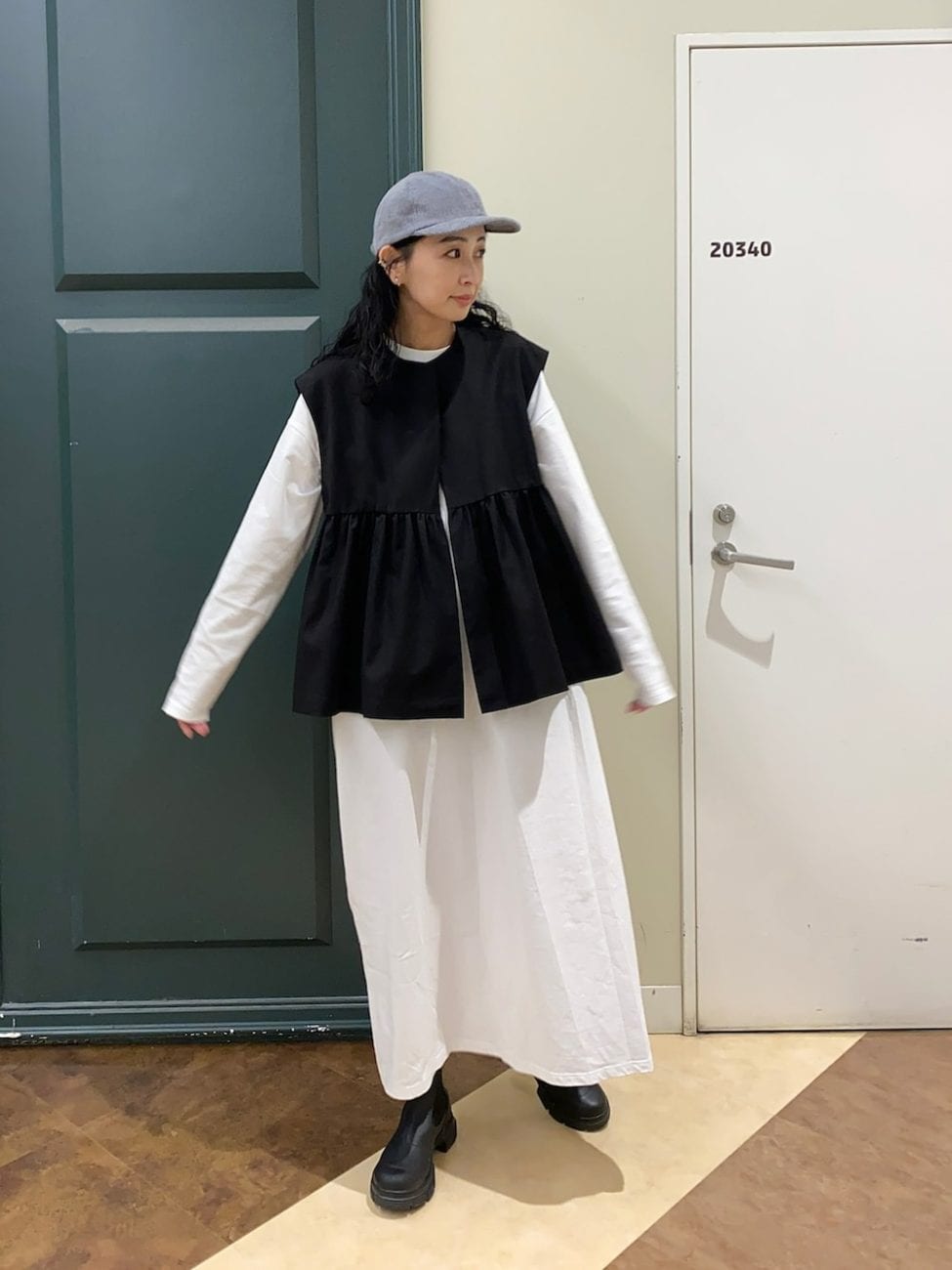 ▼ペプラムデザインのジレで大人可愛く