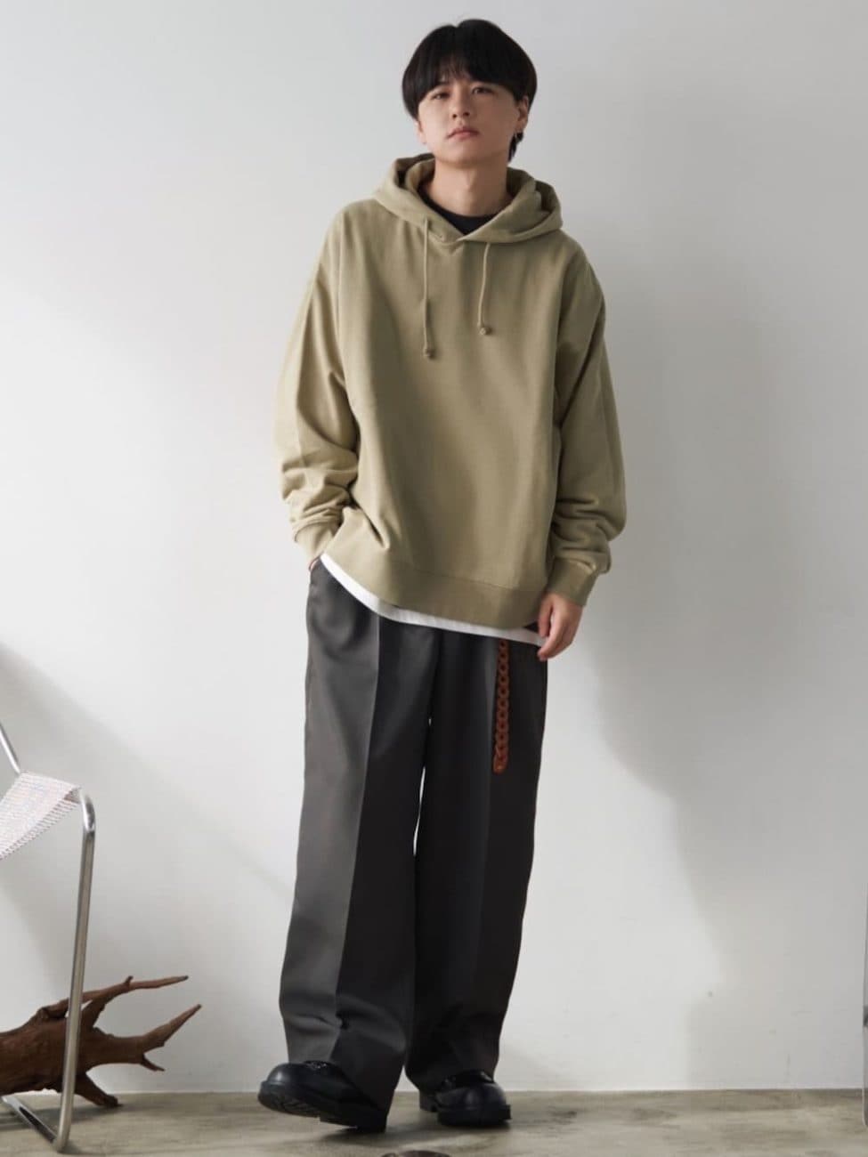 ベージュのパーカーコーデ