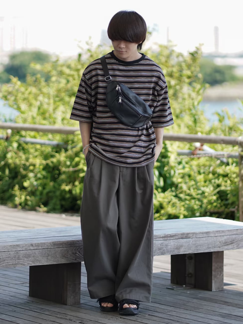 ▼ボーダーTシャツ×チャコールグレーパンツ