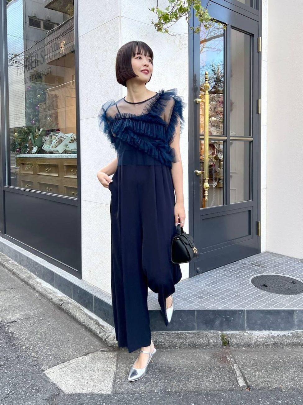 ▼結婚式の服装に好適な女性らしいサロペットパンツ