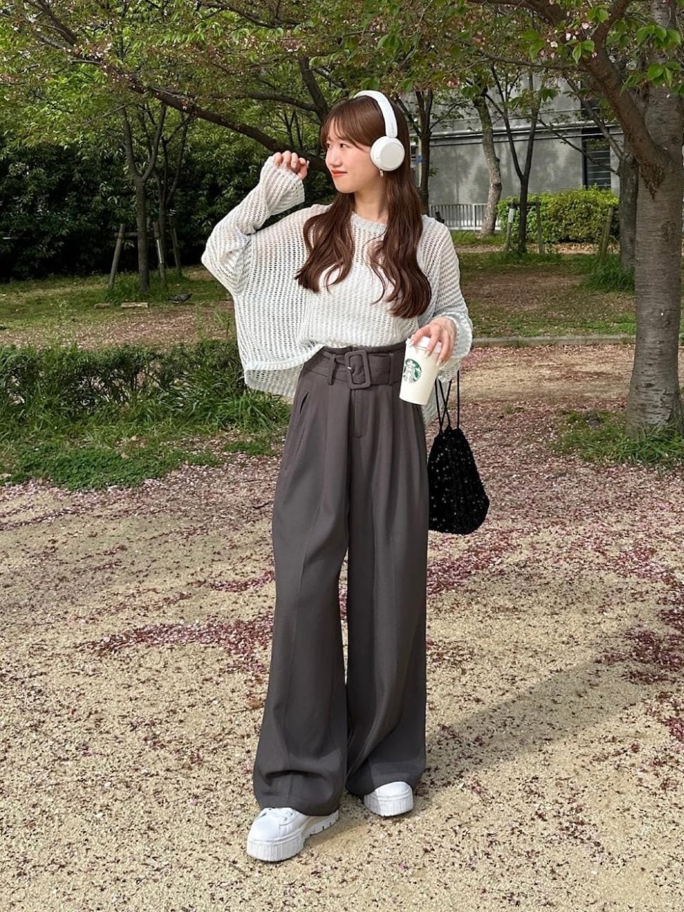 メッシュニットでトレンドコーデ