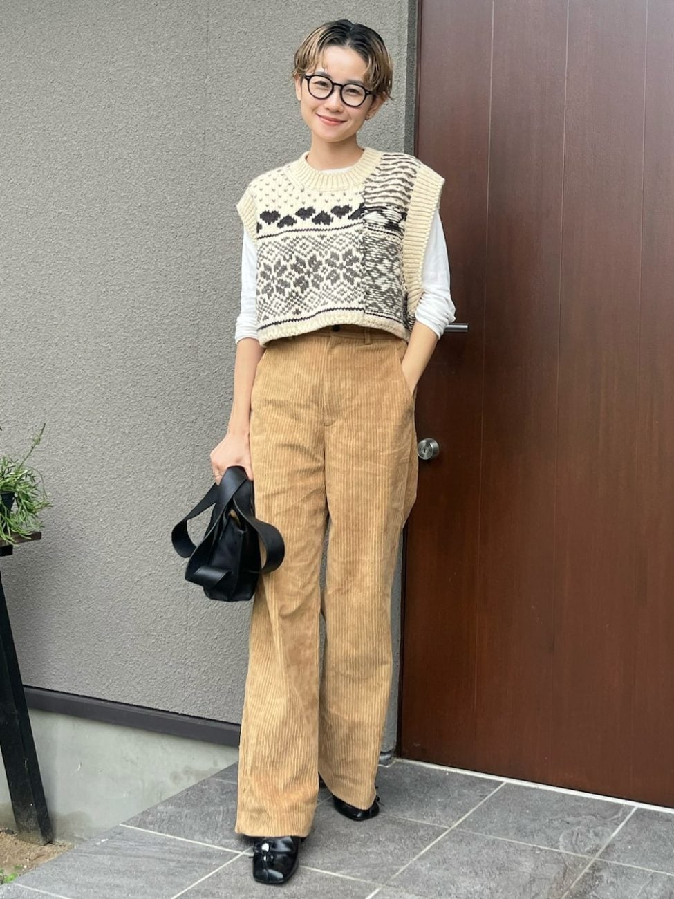 ▼ショート丈のニットベストでコーデがこなれ見え