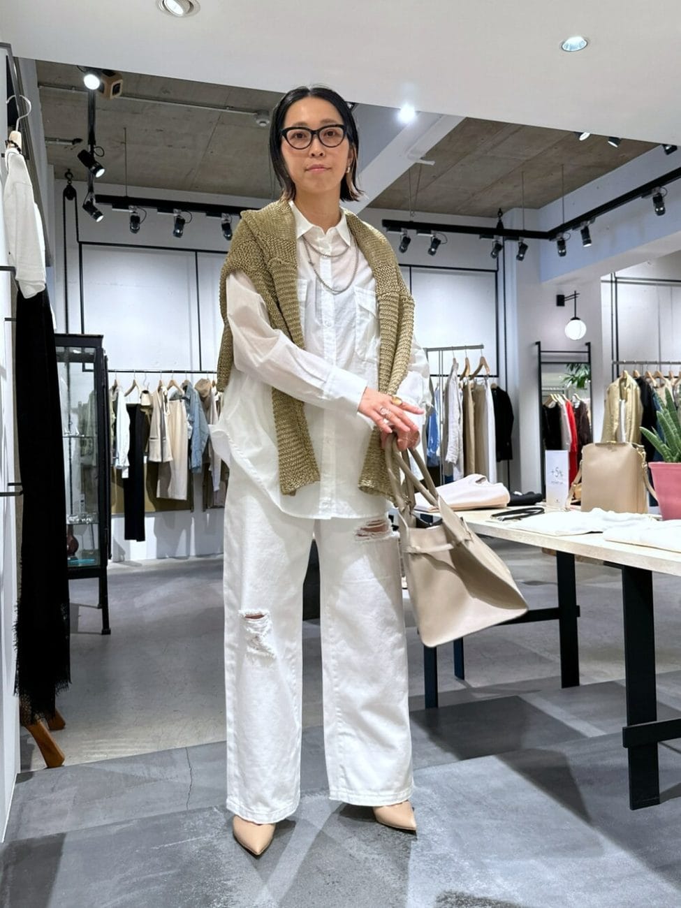 ▼ダメージデニムをシャツでクリーンに