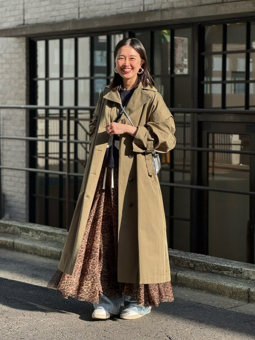 〈2〉主張の強い柄をトレンチコートで大人仕様に