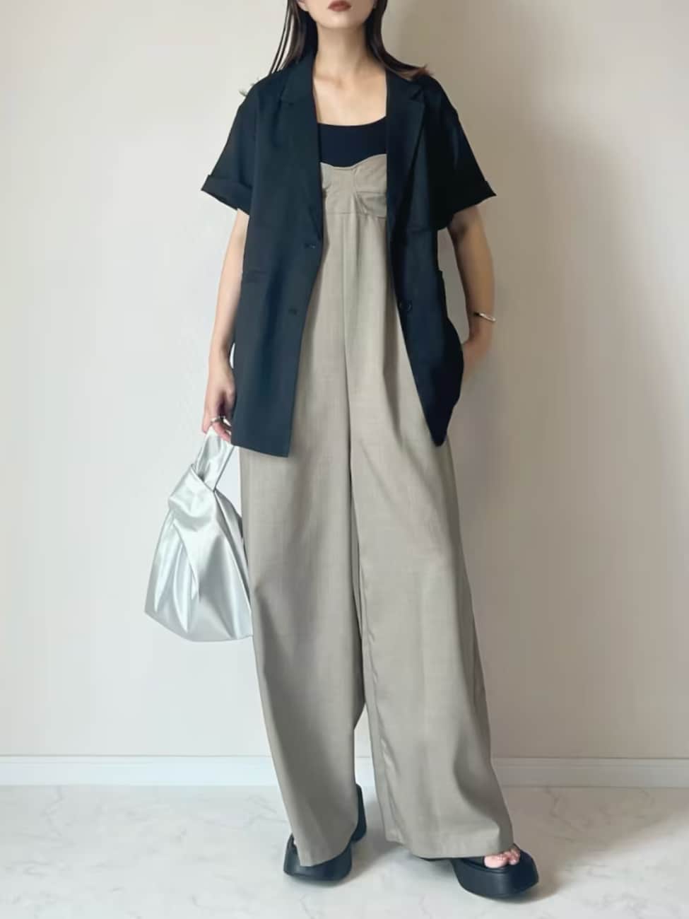 ▼ニュアンスカラーのキャミサロペットで大人っぽく