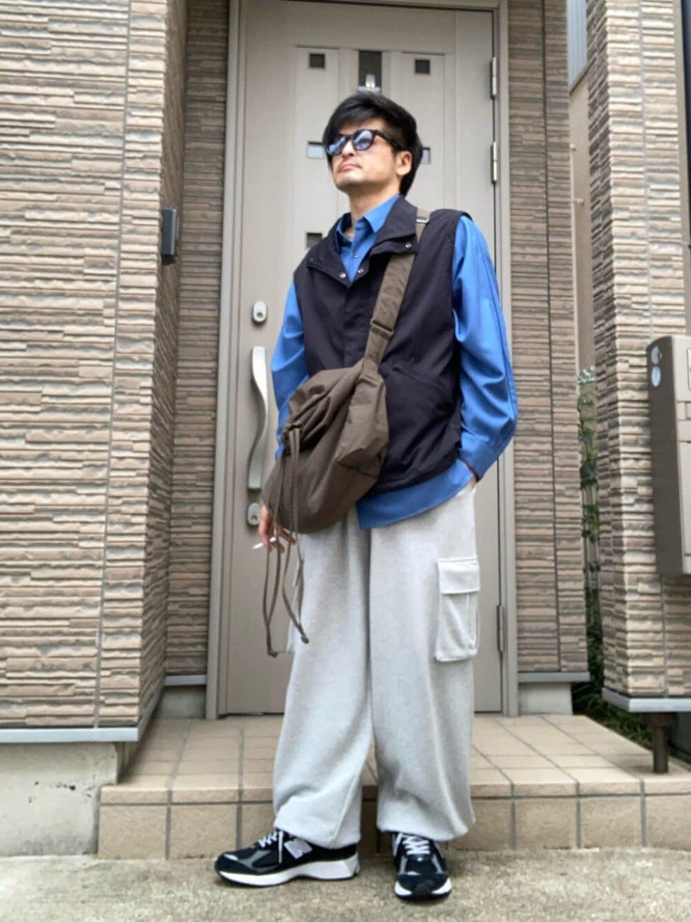 ▼濃いめの青シャツ×スウェットパンツでこなれ感を出して