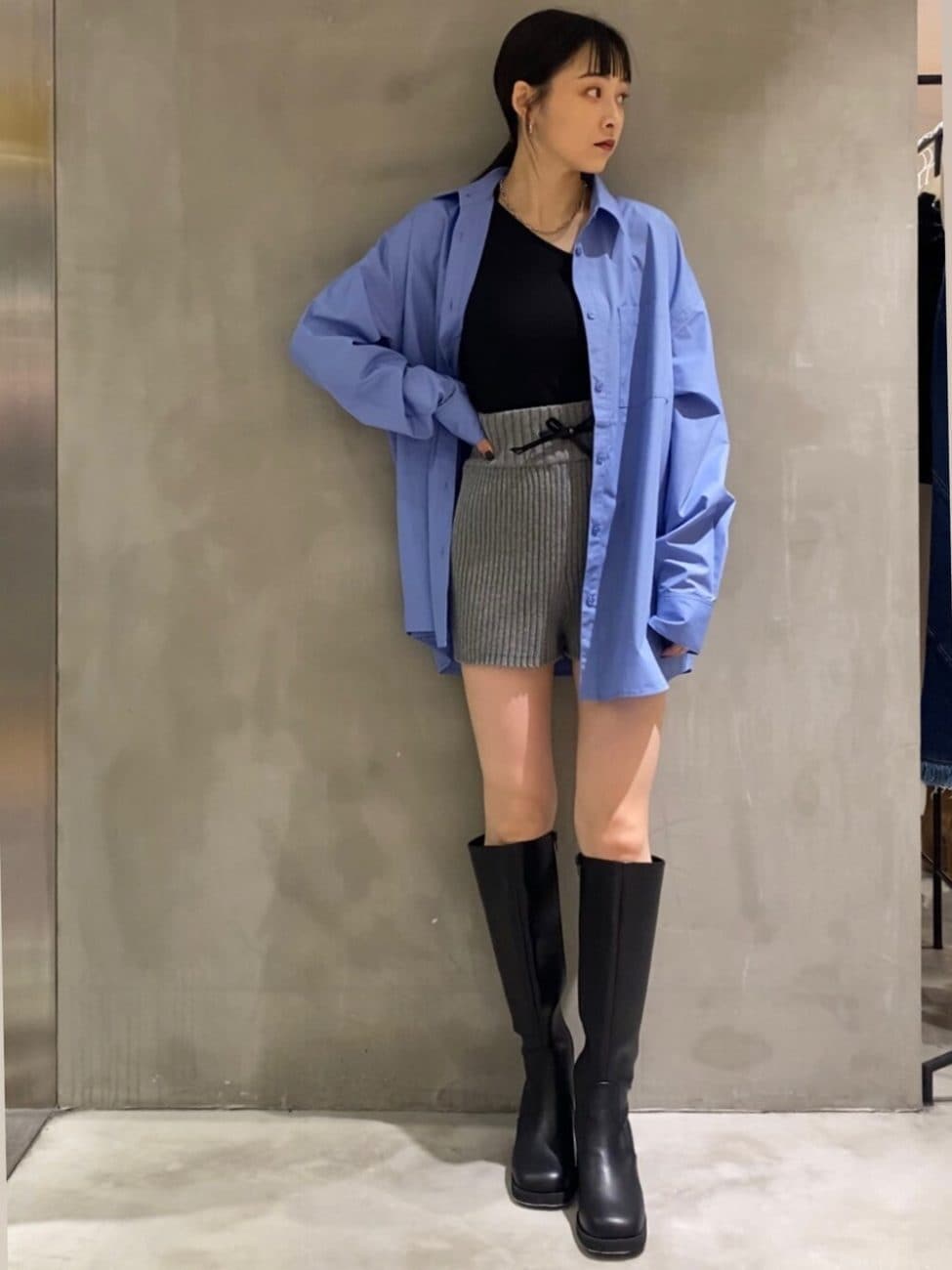 ▼オーバーサイズの青シャツ×ミニ丈で韓国っぽコーデに