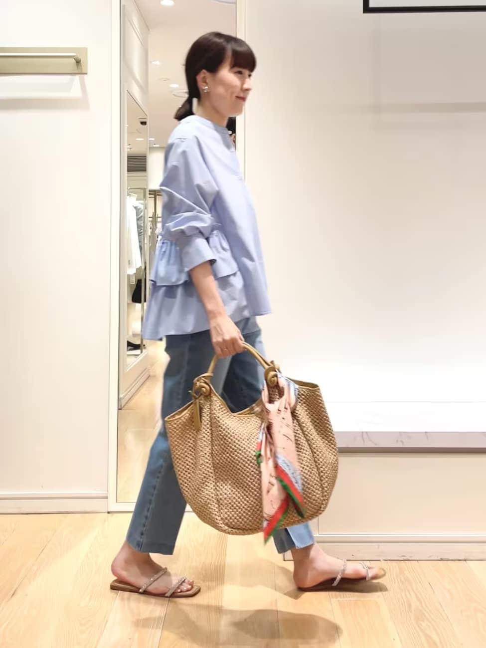 ▼バックデザインが優れた青シャツで全方位おしゃれに