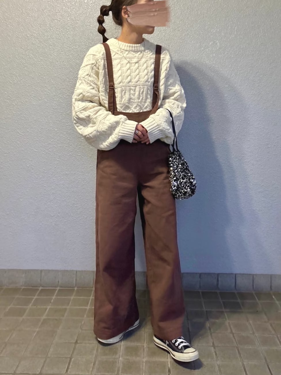 ▼ワイドシルエットのサロペットで暖かみのあるカジュアルコーデに