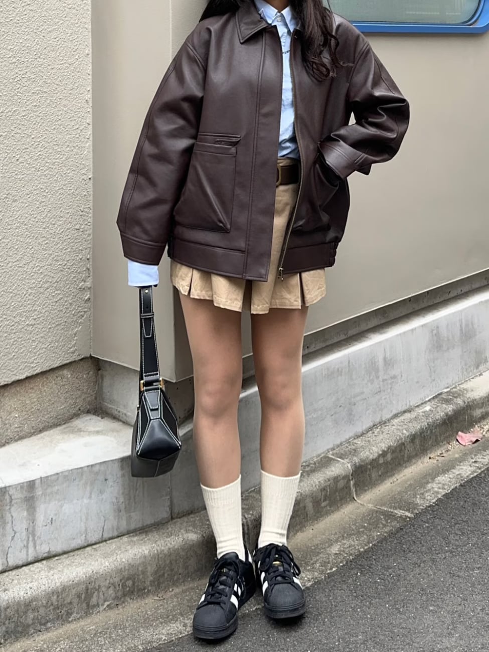 ▼青シャツ×プリーツスカートでスクールライクに