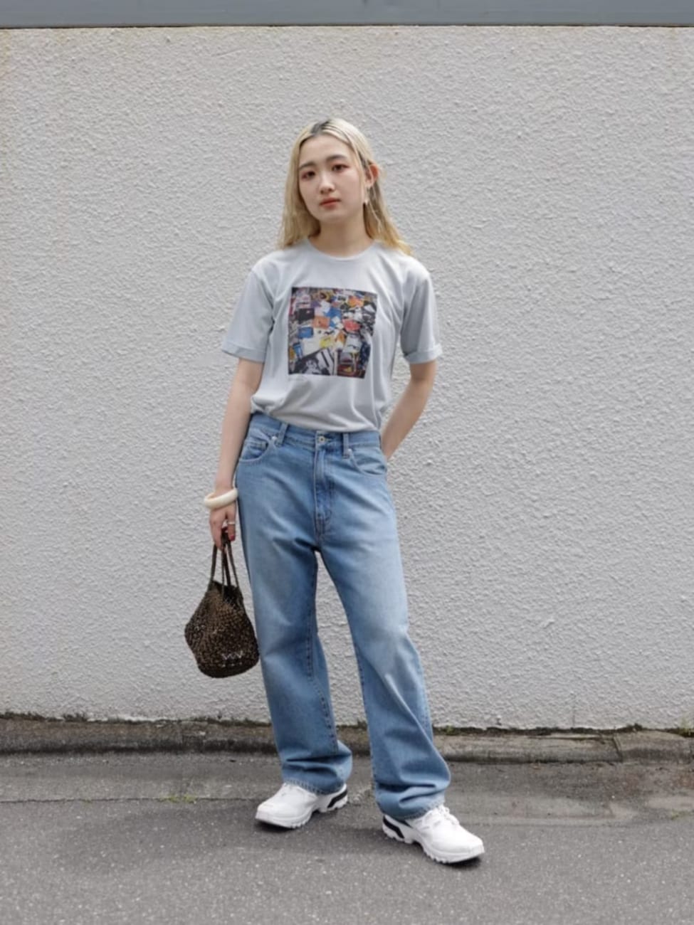 ▼ストレートデニムとTシャツのこなれ感のあるコーデ
