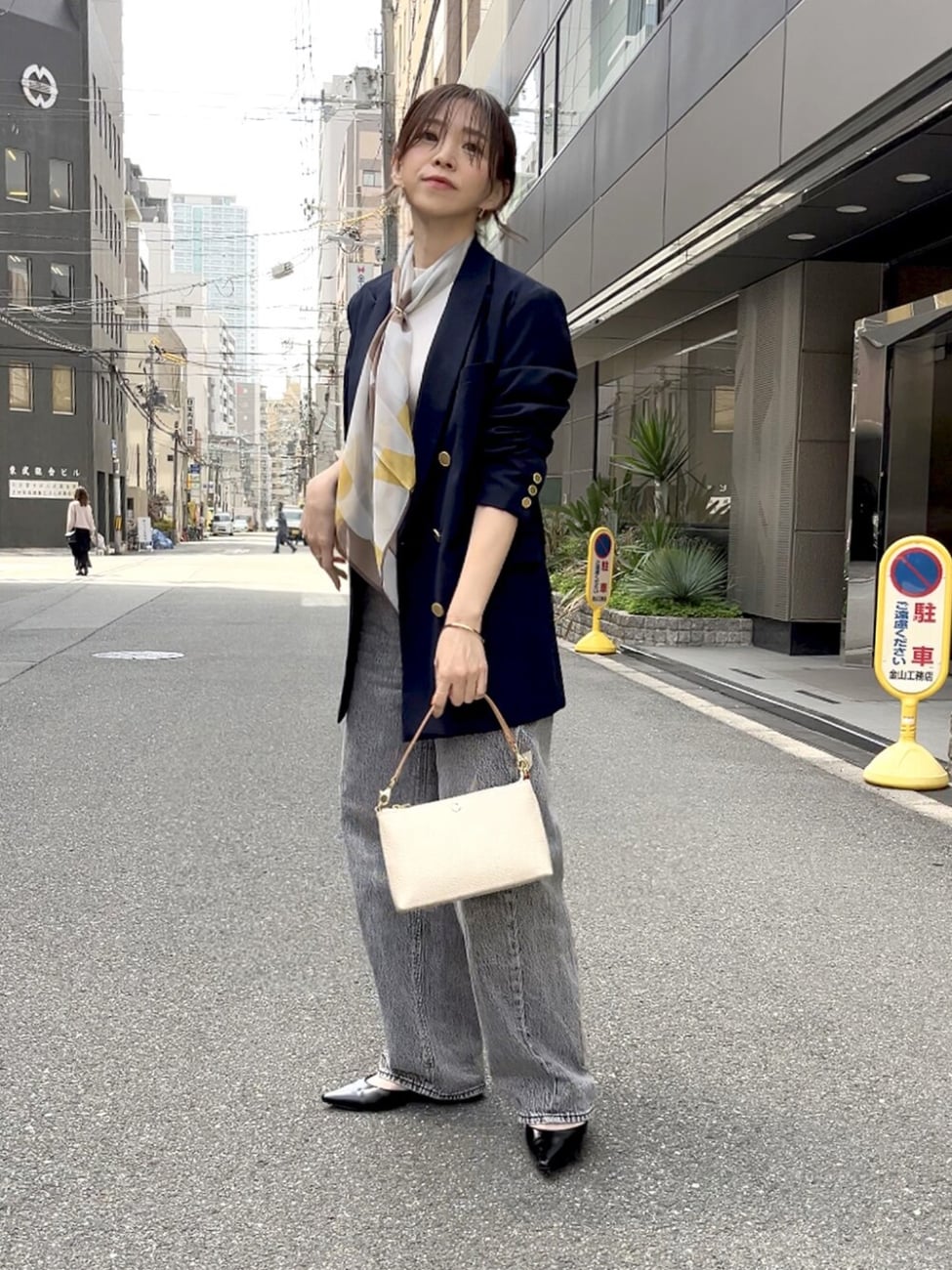 ▼デニム×ジャケットのきれいめコーデにスカーフでアクセント

