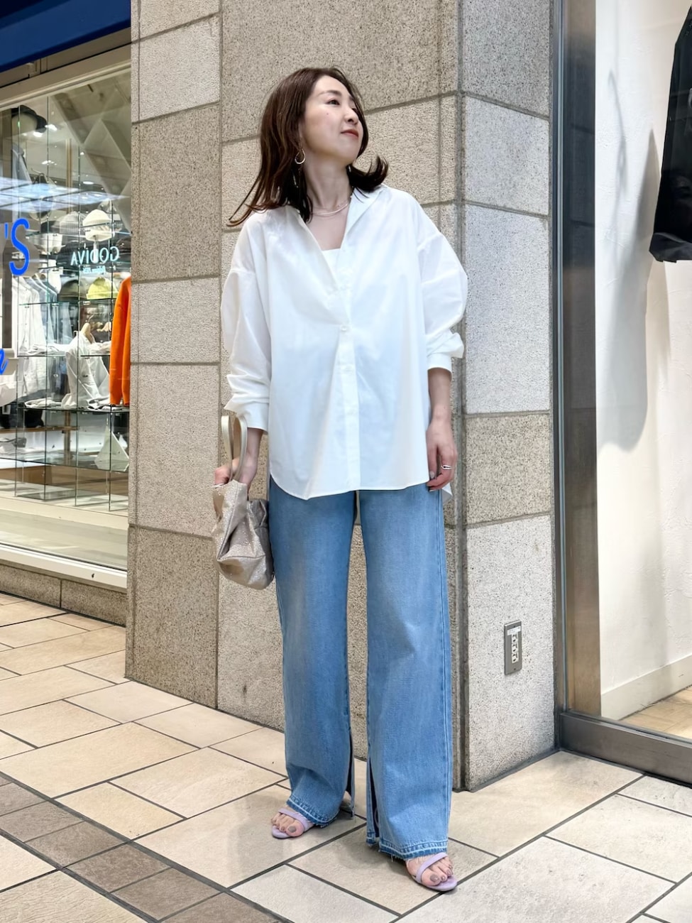 ▼白シャツ＆デニムコーデを小物で格上げ
