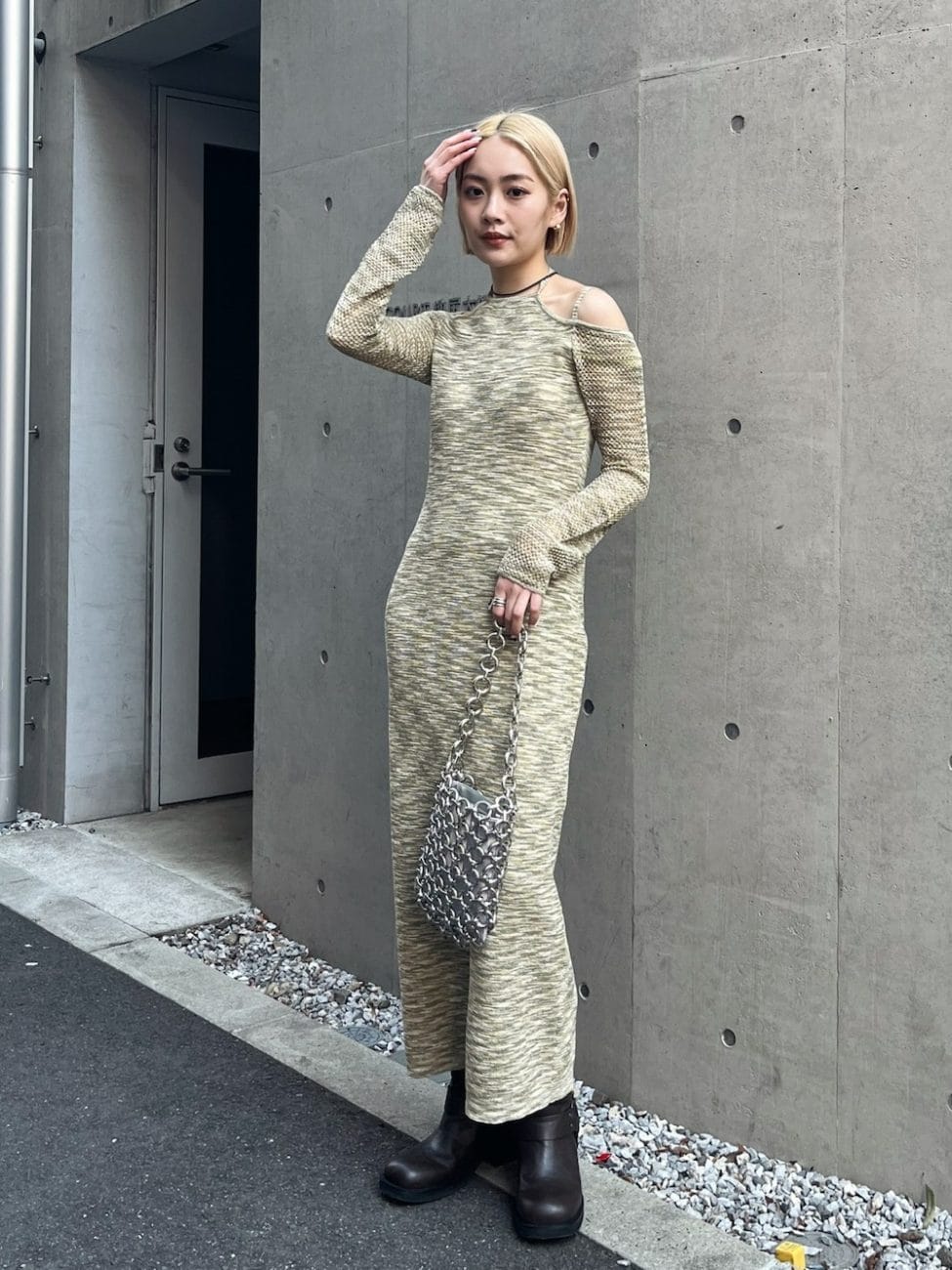 ▼春めくニットワンピースにハードさをプラス