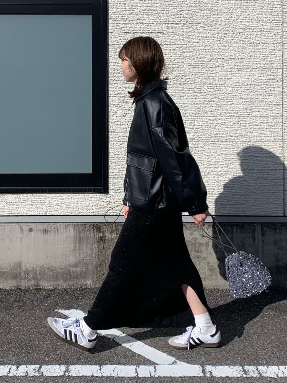 スニーカーで抜け感を