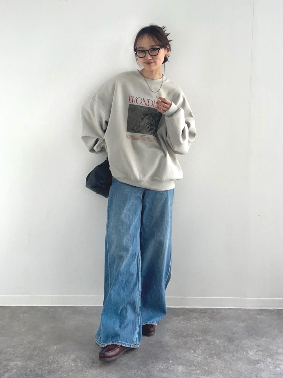 スウェット×デニムのシンプルコーデ