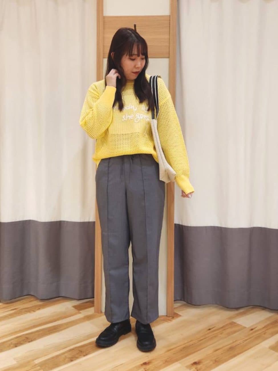メッシュ編みのニットでこなれ感を