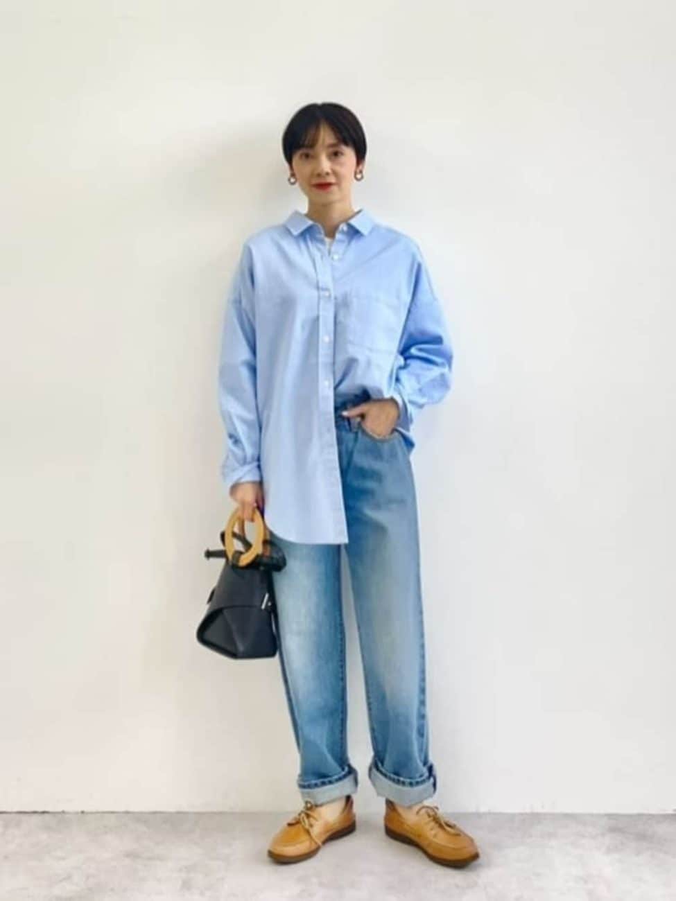 シャツ×デニムのワントーンスタイル
