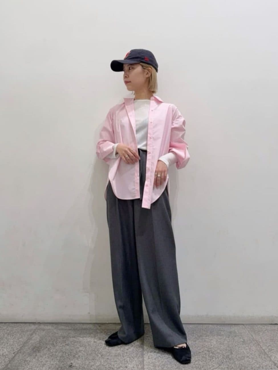 シャツ×スラックスでハンサムに